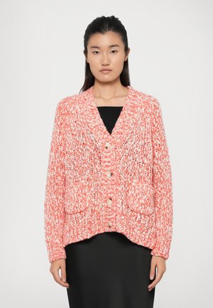 Cardigan tricoté marbré rose et blanc avec un col en V, cinq boutons et poches avant ; texture épaisse et coupe ample.