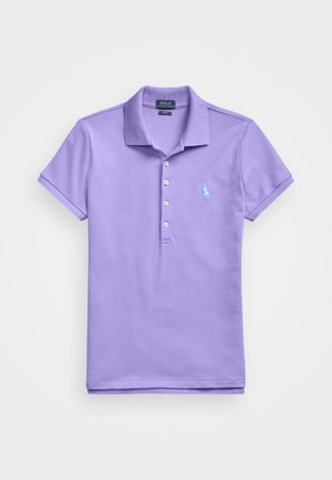 Lavendel polo-skjorte laget av bomull, med en to-knapps stolpe, ribbestrikket krage, korte ermer, og et brodert logo på venstre bryst.