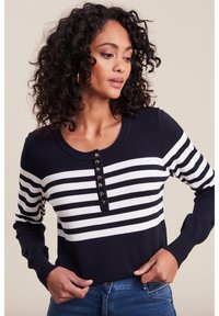 Marineblau-weiß gestreifter Pullover mit rundem Halsausschnitt, ausgestattet mit einer Knopfleiste, langen Ärmeln und gerippten Bündchen. Glatte Strickstruktur.