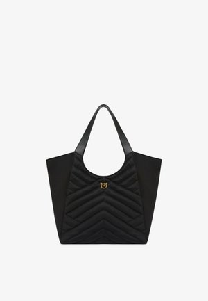 Borsa tote nera con un design a zigzag trapuntato, tracolle in pelle e un'apertura circolare. Presenta un dettaglio con logo in tono oro al centro.