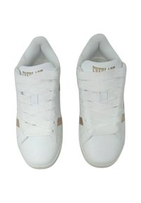 Un paio di sneaker bianche Everlast con strisce beige sui lati e lacci bianchi, visto dall'alto.