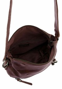 Sac en cuir marron porté croisé avec fermeture éclair, poche intérieure et bandoulière réglable. La doublure intérieure est en tissu foncé assorti.