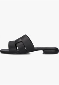 Zwarte leren slip-on sandalen met twee brede banden en een lage, rond gevormde hak. Gladde textuur met een minimalistisch ontwerp.
