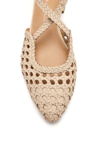 Ballerine in pelle intrecciata beige con punta appuntita e design a strisce incrociate, caratterizzate da un motivo aperto e una fodera interna liscia.