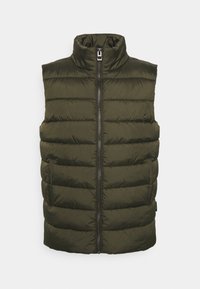 Chaleco acolchado de color verde oliva con cuello alto, cremallera frontal y diseño acolchado horizontal. Cuenta con dos bolsillos laterales y una textura suave.