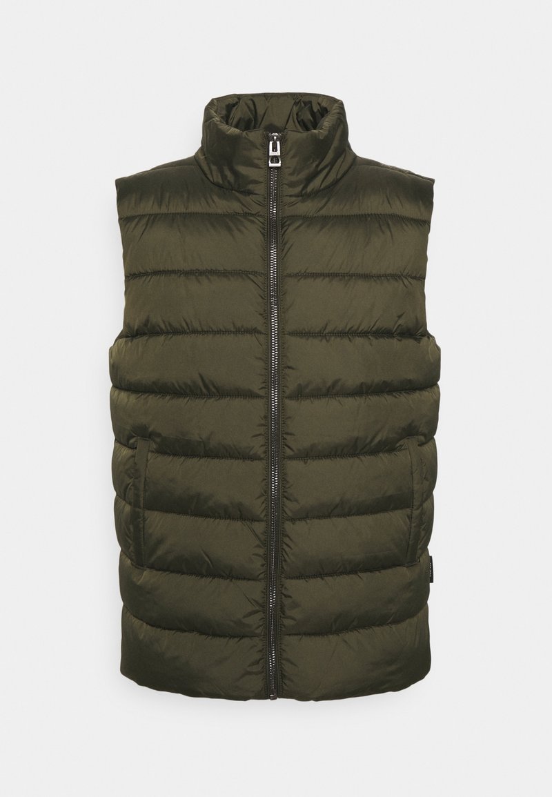 Chaleco acolchado de color verde oliva con cuello alto, cremallera frontal y diseño acolchado horizontal. Cuenta con dos bolsillos laterales y una textura suave.