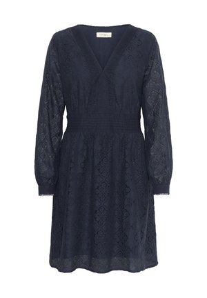 Mörkblå spetsklänning med V-ringning, långa ärmar, strukturerad tyg och intrikata blommönster genom hela klänningen. Figursydd midja och utsvängd kjol.
