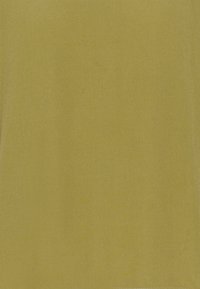 Tissu doux de couleur jaune vif avec une texture lisse et légèrement brillante. Aucun motif distinct ou détail matériel n'est visible.