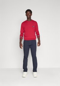 Tommy Hilfiger GLOBAL STRIPE CREW  - Maglione - royal berry