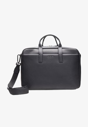 Zwarte leren aktetas met textuurfinish, dubbele handvatten aan de bovenkant, verstelbare schouderriem, en logo-opdruk aan de voorkant. Rectangulaire vorm.