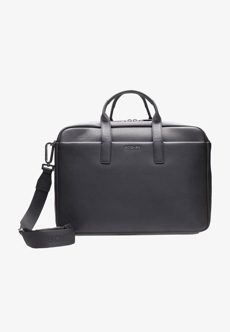 Svart läderportfölj med texturerad yta, dubbla handtag upptill, justerbar axelrem och logodetalj framtill. Rektangulär form.