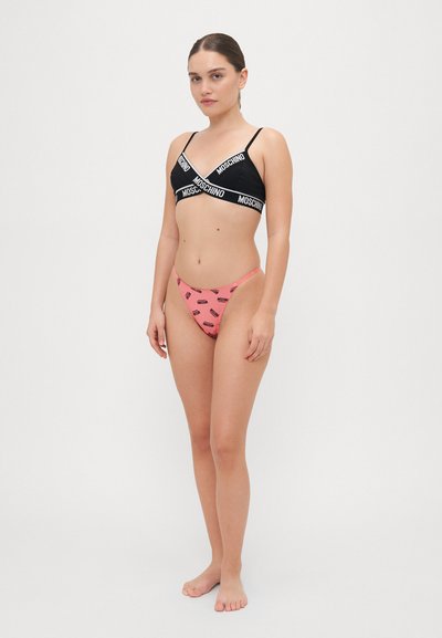 Bralet negru cu bandă albă cu logo și thong roz cu model negru. Țesătură netedă, design minimalist, bretele ajustabile.