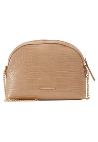 Clutch beige in ecopelle con texture effetto coccodrillo, parte superiore arrotondata, tracolla a catena dorata e dettaglio metallico sul davanti. Chiusura con cerniera sulla parte superiore.