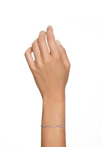 Zilveren armband met ronde en ovale edelstenen, tentoongesteld op een hand. Bevat een delicate ketting en een gepolijste afwerking.