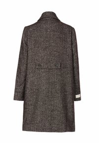 Brun kavaj i fiskbensmönster med bred krage, långa ärmar och dubbelknäppt bakstängning. Har en sidolapp och slät textur.