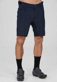 Marineblaue Shorts mit taillierter Passform, versehen mit kontrastierenden schwarzen seitlichen Einsätzen und zwei Fronttaschen. Hergestellt aus einem glatten, leichten Stoff.