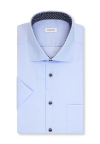Chemise habillée pour homme bleu clair avec col écarté, boutons noirs, col intérieur à motif et manches courtes, soigneusement pliée.