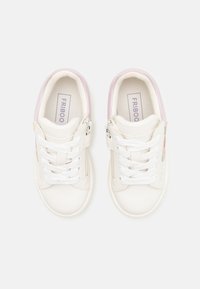Hvit sneakers med rosa accenter, teksturert skinn, snøring, glidelås på siden, og blomsterbroderi på utsiden. Merkeetikett synlig inni.