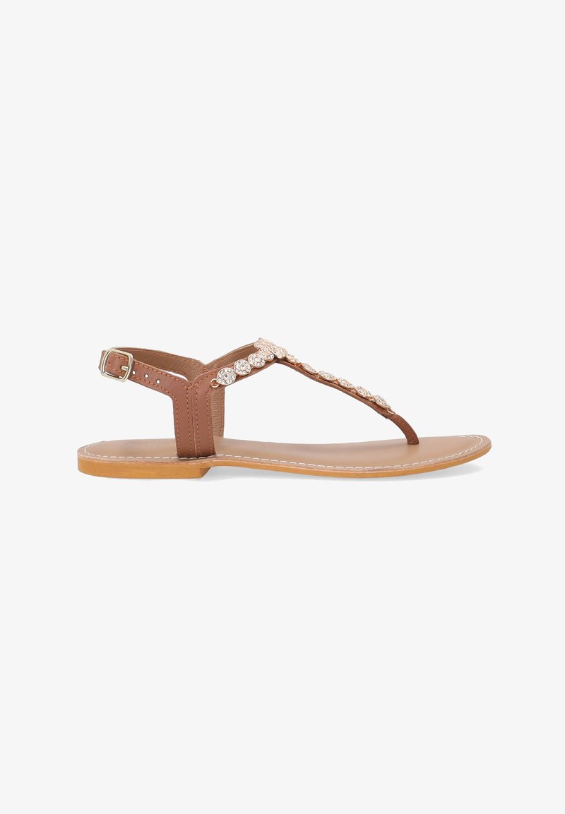 Brune flade sandaler med et tåloop, dekorativ rem med klare sten og justerbar ankelrem. Glat læderoverdel med stikninger.
