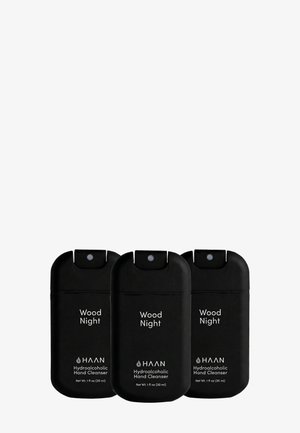 Tre sorte flasker med HAAN Wood Night hydroalkoholisk håndrens, hver indeholdende 30 ml, med spraydyser vendt fremad.