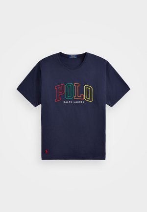 Marineblaues kurzärmeliges T-Shirt mit "POLO" in roten, grünen, orangen und gelben Buchstaben und "RALPH LAUREN" Text darunter. Kleines rotes Logo nahe dem Saum.