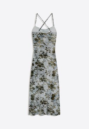 Lichtblauwe bloemen slipjurk met dunne gekruiste bandjes en een aansluitende pasvorm, plat liggend op een neutrale achtergrond.