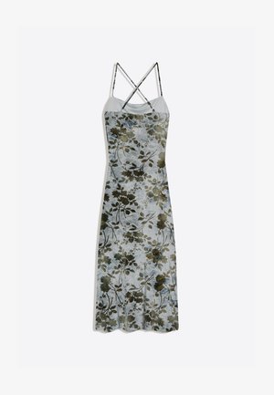 Svetlomodré kvetované slip šaty s tenkými krížovými ramienkami a priliehavým strihom, položené na neutrálnej podkladovej ploche.