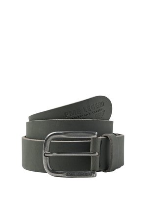 Donkergroene lederen riem met een zilveren metalen gesp. Bevat een reliëf merklogo en een gestructureerde afwerking, opgerolde randen en een klassiek ontwerp.