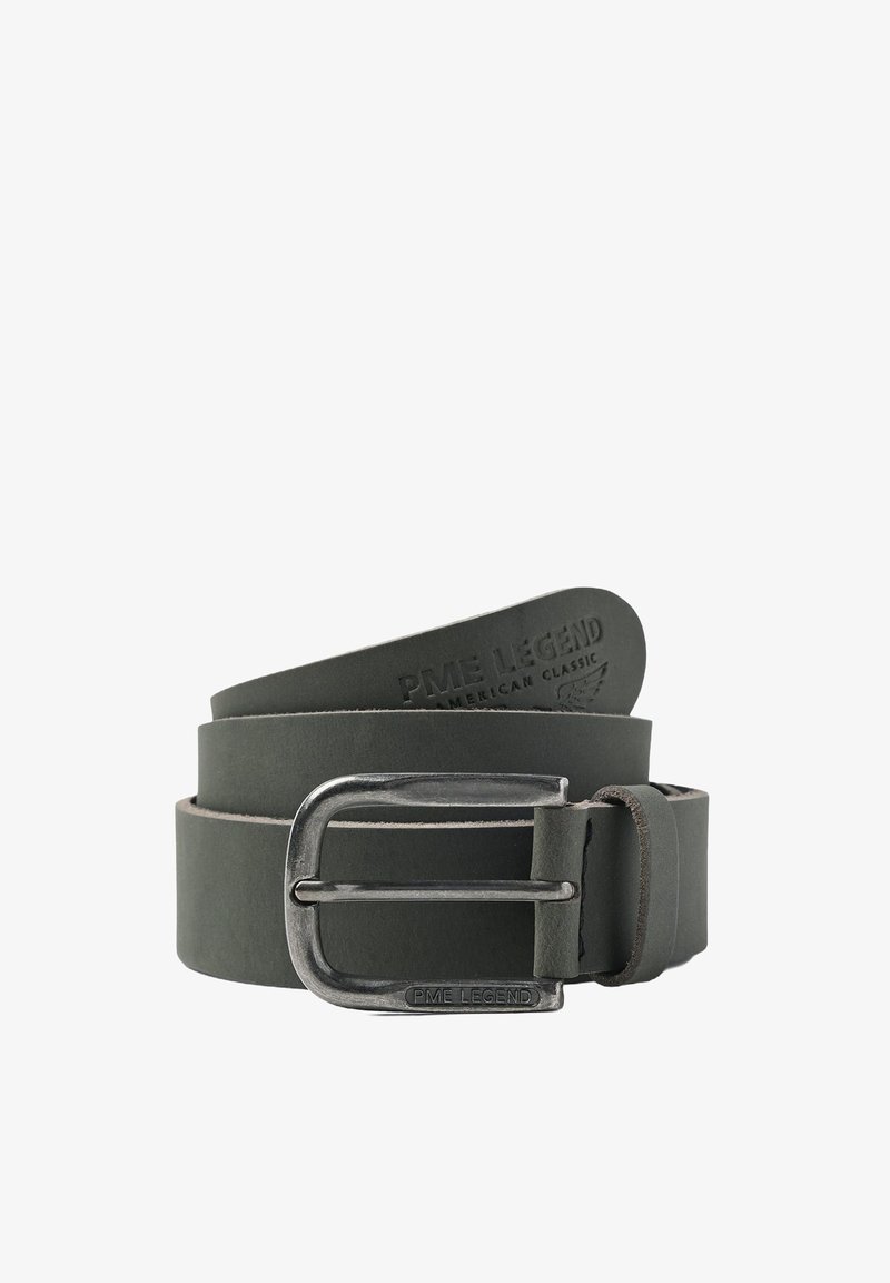 Ceinture en cuir vert foncé avec une boucle en métal argenté. Présente un logo de marque embossé et une finition texturée, des bords roulés et un design classique.