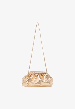 Metalen gouden crossbody tas met een geplooid ontwerp, gladde textuur en een dunne strap. Kenmerkt zich door een geplooide silhoelette en zachte vorm.