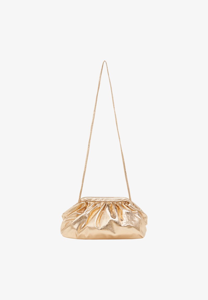 Metallic guld crossover taske med en samlet design, glat tekstur og en tynd strop. Har en plisseret silhuet og blød form.