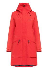 Rode waterdichte jas met een hoge kraag, verstelbare capuchon en twee ritszakken. Glad textuur, middellange ontwerp en zichtbaar merklogo.