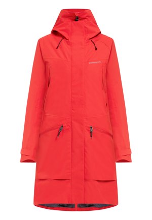 Rote wasserdichte Jacke mit hohem Kragen, verstellbarem Hut und zwei Reißverschlusstaschen. Glatte Textur, mittellanges Design und sichtbares Markenlogo.