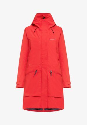 Rote wasserdichte Jacke mit hohem Kragen, verstellbarem Hut und zwei Reißverschlusstaschen. Glatte Textur, mittellanges Design und sichtbares Markenlogo.