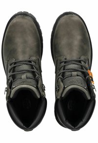 Bottes de randonnée grises avec tige en cuir texturé, semelle en caoutchouc noir et boucles de lacets doubles. Dotées d'un orteil renforcé et de lacets contrastés.