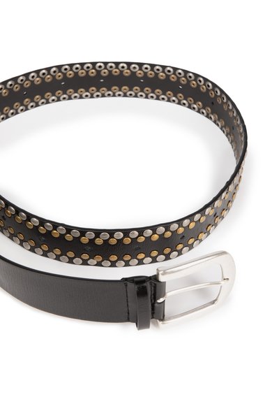 Zwart leren riem met metalen studs in goud en zilver, voorzien van een zilveren rechthoekige gesp en een gladde textuur.