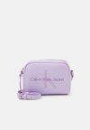 SCULPTED CAMERA BAG MONO - Borsa a tracolla - pastel lilac