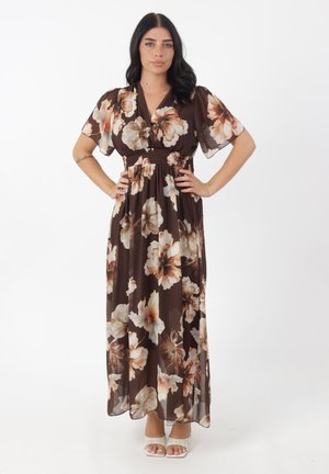 Robe maxi en chiffon brun avec un motif floral en nuances de crème et de pêche, à manches courtes à volants et détail de taille froncée.