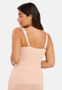 Lichtroze tanktop met verstelbare satijnen straps, een gladde textuur en een getailleerd ontwerp, met een rechte rug en strakke lijnen.