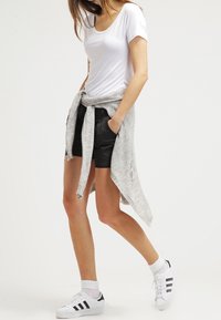 Zalando Essentials Shorts - black
