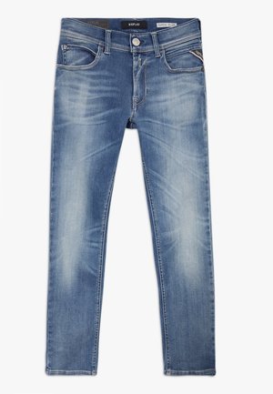 Jean super slim ajusté bleu clair avec des zones décolorées sur les cuisses et les genoux, fermeture à boutons sur le devant, et conception à cinq poches.