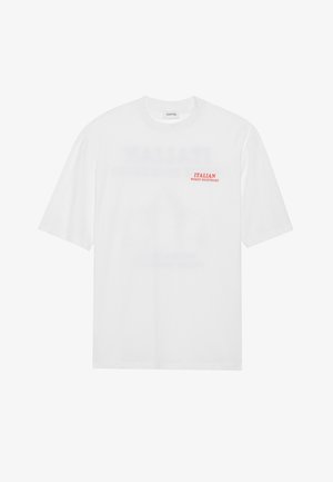 Vit bomullströja med korta ärmar, rund hals och röd text som säger "ITALIENSK VÄRSTA MARDRÖM" på vänster bröst.