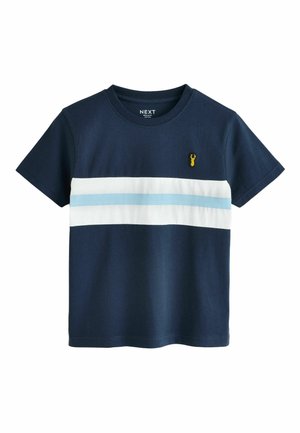 Marinblå t-shirt med korta ärmar och vita samt ljusblå horisontella ränder. Har en liten gul hummerbroderi på bröstet. Bomullsmaterial.