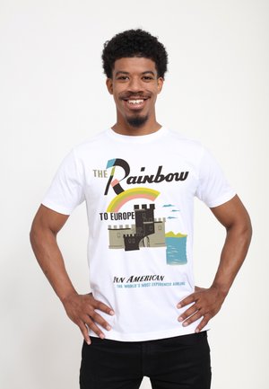 Hvid bomuld t-shirt med et grafisk design af et slot ved vandet, med en regnbue og teksten "Regnbuen til Europa" i markante farver.