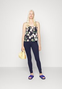 Vero Moda Tall VMHOTSEVEN PANTS  - Calças de ganga de corte skinny - navy blazer