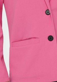 Růžový blazer vyrobený z hladkého materiálu, s jednou kapsou na hrudi a černými knoflíky. Přizpůsoben�ý střih s výraznými rameny a elegantní siluetou.