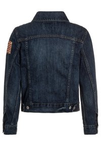 Tmavě modrá džínsová bunda zobrazená zezadu, s přišitým patchem americké vlajky na horním levém rukávu a knoflíkovými manžetami.