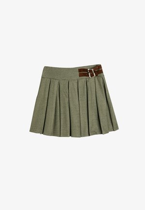 Groene geruite plissérok met een bruine faux leren tailleband, voorzien van decoratieve zilveren gespen. Gemaakt van textuurstof.