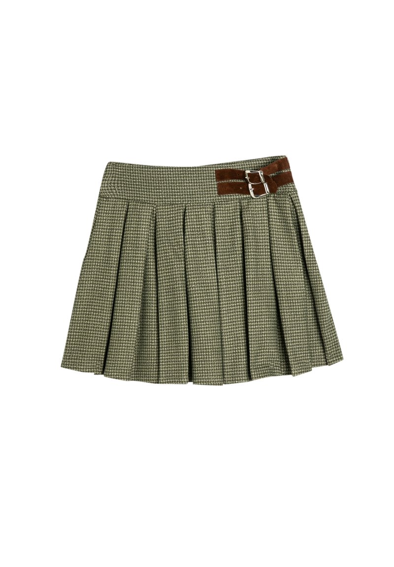 Groene geruite plissérok met een bruine faux leren tailleband, voorzien van decoratieve zilveren gespen. Gemaakt van textuurstof.