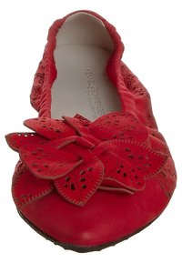 Ballerines en suède rouge avec un grand accent en forme de papillon découpé sur le bout. Elles présentent un intérieur lisse et des perforations texturées sur les côtés.